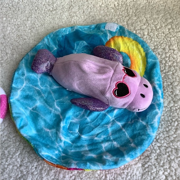 Basic Fun 2022 Cutetitos Islanditos Manateetio Plush w Wrap Stuffed Animal Toy - Picture 5 of 15